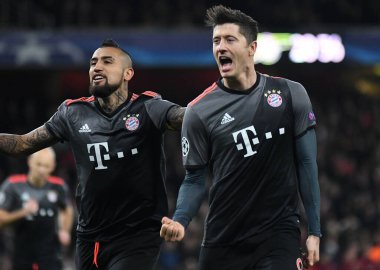LONDON, ENGLAND - 7 Mart 2017: Bayern 'li Robert Lewandowski (R), Arturo Vidal ile Arsenal FC ile Bayern Munchen arasında oynanan 16 maçlık UEFA Şampiyonlar Ligi ikinci turunda gol attıktan sonra Arturo Vidal ile kutlama yaptı. Kopyala