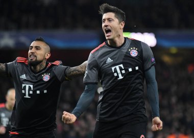 LONDON, ENGLAND - 7 Mart 2017: Bayern 'li Robert Lewandowski (R), Arturo Vidal ile Arsenal FC ile Bayern Munchen arasında oynanan 16 maçlık UEFA Şampiyonlar Ligi ikinci turunda gol attıktan sonra Arturo Vidal ile kutlama yaptı. Kopyala