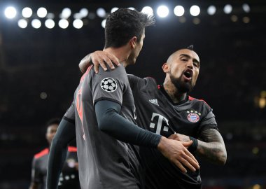 LONDON, ENGLAND - 7 Mart 2017: Bayern 'li Robert Lewandowski (L), Arturo Vidal (R) ile Arsenal FC ve Bayern Munchen arasında oynanan 16. C