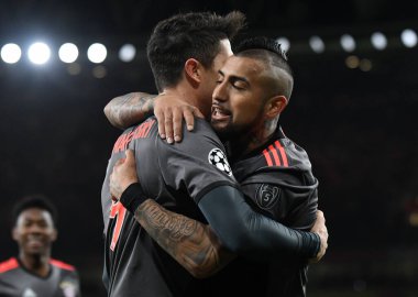 LONDON, ENGLAND - 7 Mart 2017: Bayern 'li Robert Lewandowski (L), Arturo Vidal (R) ile Arsenal FC ve Bayern Munchen arasında oynanan 16. Birlikte