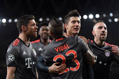 LONDON, ENGLAND - 7 Mart 2017: Arturo Vidal, Franck Ribery ve Xabi Alonso, Emi 'deki Arsenal FC ve Bayern Munchen arasında oynanan UEFA Şampiyonlar Ligi ikinci turunda attığı golün ardından Robert Lewandowski (C) ile kutlama yaptılar.