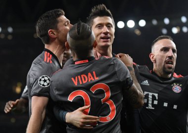 LONDON, ENGLAND - 7 Mart 2017: Arturo Vidal, Franck Ribery ve Xabi Alonso, Emi 'deki Arsenal FC ve Bayern Munchen arasında oynanan UEFA Şampiyonlar Ligi ikinci turunda attığı golün ardından Robert Lewandowski (C) ile kutlama yaptılar.