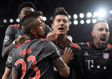 LONDON, ENGLAND - 7 Mart 2017: Arturo Vidal (L), Franck Ribery (L), Robert Lewandowski (C) ile birlikte Arsenal FC ve Bayern Munchen arasında oynanan UEFA Şampiyonlar Ligi 16.