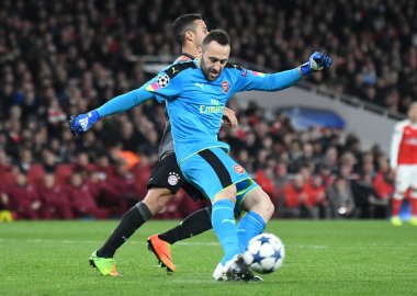 LONDON, ENGLAND - 7 Mart 2017: Arsenal 'den David Ospina (L) ve Bayern' den Thiago Alcantara (R), Arsenal FC ve Bayern Munchen arasında oynanan 16. Telif Hakkı