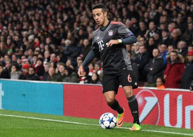 LONDON, ENGLAND - 7 Mart 2017: Thiago Alcantara of Bayern, Emirates Stadyumu 'nda Arsenal FC ve Bayern Münih arasında oynanan UEFA Şampiyonlar Ligi 16. Telif Hakkı: Cosmin Iftode / Picstaff