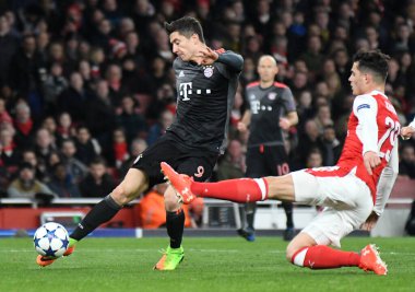 LONDON, ENGLAND - 7 Mart 2017: Bayern 'li Robert Lewandowski (L), Arsenal FC ve Bayern Munchen arasında oynanan 16. Telif Hakkı: Cosmin Iftode / Picstaff
