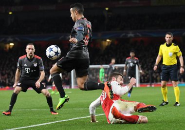 LONDON, ENGLAND - 7 Mart 2017: Arsenal 'den Thiago Alcantara (L) ve Arsenal' den Shkodran Mustafi (R), Arsenal FC ve Bayern Munchen arasında oynanan UEFA Şampiyonlar Ligi 16. Anlaşıldı.