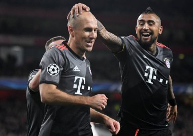 LONDON, ENGLAND - 7 Mart 2017: Bayern 'den Arjen Robben, Arturo Vidal (R) ile Arsenal FC ve Bayern Munchen arasında oynanan 16. Telif Hakkı: 