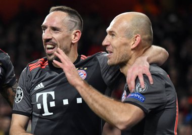 LONDON, ENGLAND - 7 Mart 2017: Franck Ribery, Arsenal FC ve Bayern Münih Stadyumu 'nda oynanan 16 maçlık UEFA Şampiyonlar Ligi ikinci turunda attığı golün ardından Bayern Robben' e sarıldı. Telif Hakkı: Cosmin Iftode /