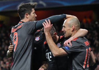 LONDON, ENGLAND - 7 Mart 2017: Robert Lewandowski (L) Emirates Stadyumu 'nda Arsenal FC ve Bayern Munchen arasında oynanan 16 maçlık UEFA Şampiyonlar Ligi ikinci turunda attığı golün ardından Bayern Robben' i tebrik etti. Kopyala