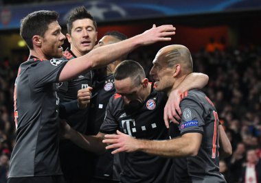 LONDON, ENGLAND - 7 Mart 2017: Xabi Alonso (L) Emirates Stadyumu 'nda oynanan 16 maçlık UEFA Şampiyonlar Ligi ikinci turunda Arsenal FC ile Bayern Munchen arasında attığı golün ardından Bayern Robben' i tebrik etti. Telif Hakkı: Çünkü