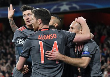 LONDON, ENGLAND - 7 Mart 2017: Xabi Alonso (L) Emirates Stadyumu 'nda oynanan 16 maçlık UEFA Şampiyonlar Ligi ikinci turunda Arsenal FC ile Bayern Munchen arasında attığı golün ardından Bayern Robben' i tebrik etti. Telif Hakkı: Çünkü