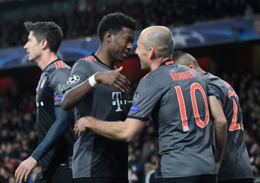 LONDON, ENGLAND - 7 Mart 2017: Bayern oyuncuları, Emirates Stadyumu 'ndaki Arsenal FC ve Bayern Munchen arasında oynanan 16 maçlık UEFA Şampiyonlar Ligi ikinci turunda gol attıktan sonra kutluyorlar. Telif Hakkı: Cosmin Iftode / Picstaff