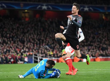 LONDON, ENGLAND - 7 Mart 2017: Arsenal 'den David Ospina (L) ve Bayern' den Robert Lewandowski (R), Arsenal FC ve Bayern Munchen arasında oynanan 16. Kopyala