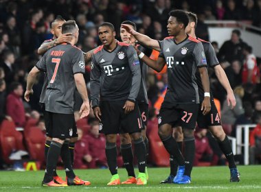 LONDON, ENGLAND - 7 Mart 2017: Douglas Costa (C), Arsenal FC ile Bayern Münih Stadyumu 'ndaki Bayern Münih arasında oynanan 16 maçlık UEFA Şampiyonlar Ligi ikinci turunda attığı golün ardından Bayern Stadyumu' nda takım arkadaşlarıyla kutlama yaptı. Telif Hakkı: Cosmin If