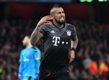 LONDON, ENGLAND - 7 Mart 2017: Bayern 'li Arturo Vidal, Arsenal FC ve Bayern Munchen arasında oynanan 16 maçlık UEFA Şampiyonlar Ligi ikinci turunda attığı golü kutluyor. Telif Hakkı: Cosmin Iftode / Picstaff