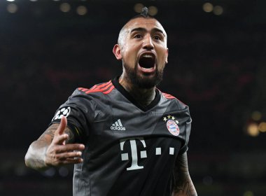 LONDON, ENGLAND - 7 Mart 2017: Bayern 'li Arturo Vidal, Arsenal FC ve Bayern Munchen arasında oynanan 16 maçlık UEFA Şampiyonlar Ligi ikinci turunda attığı golü kutluyor. Telif Hakkı: Cosmin Iftode / Picstaff