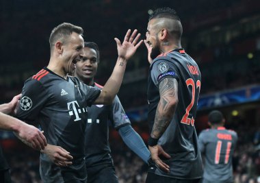 LONDON, ENGLAND - 7 Mart 2017: Arturo Vidal of Bayern, Rafinha (L) ile Emirates Stadyumu 'nda Arsenal FC ve Bayern Munchen arasında oynanan UEFA Şampiyonlar Ligi 16. Telif Hakkı: Cosmin If