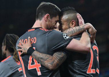 LONDON, ENGLAND - 7 Mart 2017: Bayern 'li Arturo Vidal, Arsenal FC ve Bayern Munchen arasında oynanan 16 maçlık UEFA Şampiyonlar Ligi ikinci turunda attığı golün ardından Xabi Alonso (L) tarafından kutlandı. Telif Hakkı: 