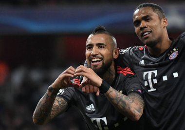LONDON, ENGLAND - 7 Mart 2017: Bayern 'li Arturo Vidal, Emirates Stadyumu' ndaki Arsenal FC ve Bayern Münih arasında oynanan 16 maçlık UEFA Şampiyonlar Ligi ikinci turunda Douglas Costa (R) ile bir gol attıktan sonra kutlama yaptı. Telif Hakkı:
