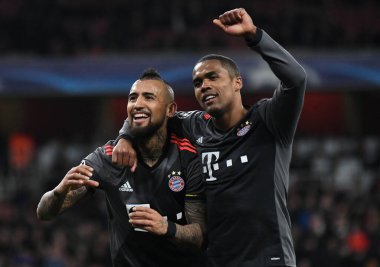 LONDON, ENGLAND - 7 Mart 2017: Bayern 'li Arturo Vidal, Emirates Stadyumu' ndaki Arsenal FC ve Bayern Münih arasında oynanan 16 maçlık UEFA Şampiyonlar Ligi ikinci turunda Douglas Costa (R) ile bir gol attıktan sonra kutlama yaptı. Telif Hakkı: