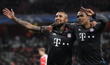 LONDON, ENGLAND - 7 Mart 2017: Bayern 'li Arturo Vidal, Emirates Stadyumu' ndaki Arsenal FC ve Bayern Münih arasında oynanan 16 maçlık UEFA Şampiyonlar Ligi ikinci turunda Douglas Costa (R) ile bir gol attıktan sonra kutlama yaptı. Telif Hakkı: