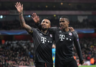 LONDON, ENGLAND - 7 Mart 2017: Bayern 'li Arturo Vidal, Emirates Stadyumu' ndaki Arsenal FC ve Bayern Münih arasında oynanan 16 maçlık UEFA Şampiyonlar Ligi ikinci turunda Douglas Costa (R) ile bir gol attıktan sonra kutlama yaptı. Telif Hakkı: