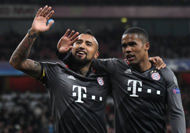 LONDON, ENGLAND - 7 Mart 2017: Bayern 'li Arturo Vidal, Emirates Stadyumu' ndaki Arsenal FC ve Bayern Münih arasında oynanan 16 maçlık UEFA Şampiyonlar Ligi ikinci turunda Douglas Costa (R) ile bir gol attıktan sonra kutlama yaptı. Telif Hakkı: