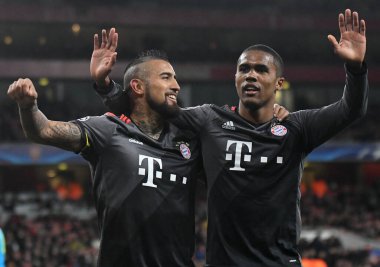 LONDON, ENGLAND - 7 Mart 2017: Bayern 'li Arturo Vidal, Emirates Stadyumu' ndaki Arsenal FC ve Bayern Münih arasında oynanan 16 maçlık UEFA Şampiyonlar Ligi ikinci turunda Douglas Costa (R) ile bir gol attıktan sonra kutlama yaptı. Telif Hakkı: