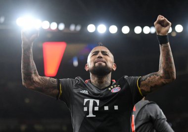 LONDON, ENGLAND - 7 Mart 2017: Bayern 'li Arturo Vidal, Arsenal FC ve Bayern Munchen arasında oynanan 16 maçlık UEFA Şampiyonlar Ligi ikinci turunda attığı golü kutluyor. Telif Hakkı: Cosmin Iftode / Picstaff
