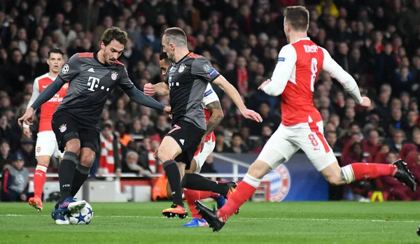 LONDON, ENGLAND - 7 Mart 2017: Bayern 'li Mats Hummels (L), Arsenal FC ve Bayern Munchen arasında oynanan 16. Telif Hakkı: Cosmin Iftode / Picstaff
