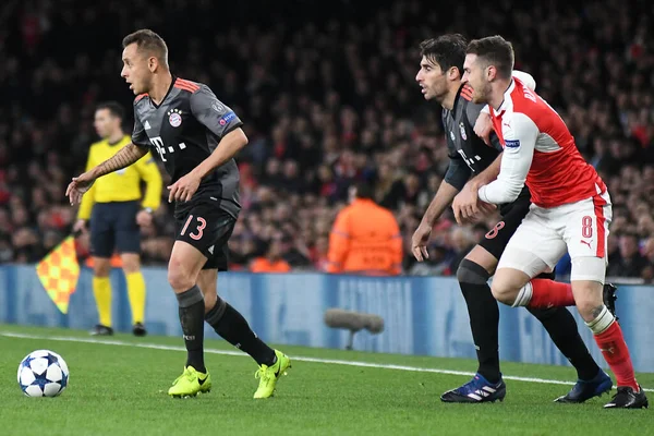 LONDON, ENGLAND - 7 Mart 2017: Bayern 'den Rafinha (L) ve Arsenal' den Aaron Ramsey (R), Arsenal 'deki Arsenal FC ve Bayern Munchen arasında oynanan 16.