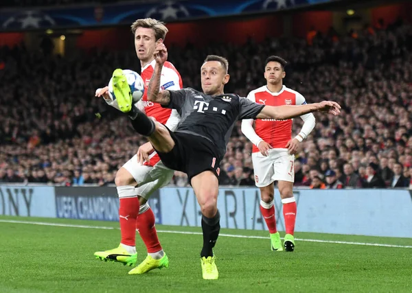 LONDON, ENGLAND - 7 Mart 2017: Arsenal 'den Nacho Monreal (L) ve Bayern' den Rafinha (R) Arsenal FC ve Bayern Munchen arasında oynanan 16. Telif Hakkı: Cosmi