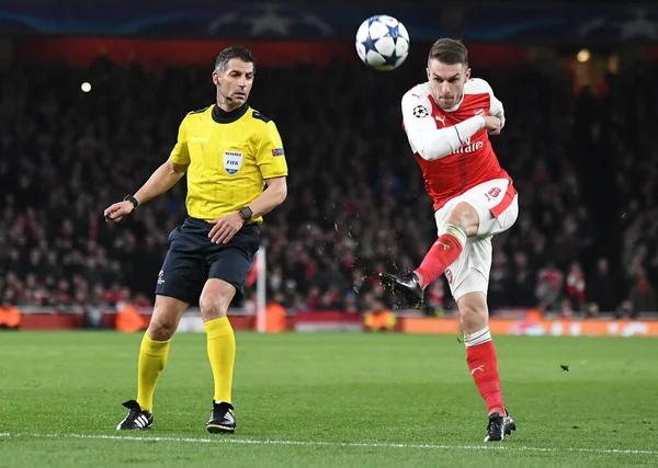 LONDON, ENGLAND - 7 Mart 2017: Yunan FIFA hakemi Tasos Sidiropoulos Arsenal 'li Aaron Ramsey (R), Arsenal FC ile Bayern Munchen arasında oynanan 16 maçlık UEFA Şampiyonlar Ligi ikinci raundunda attığı şutu izliyor..