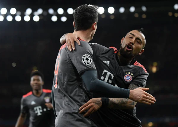 LONDON, ENGLAND - 7 Mart 2017: Bayern 'li Robert Lewandowski (L), Arturo Vidal (R) ile Arsenal FC ve Bayern Munchen arasında oynanan 16. Birlikte
