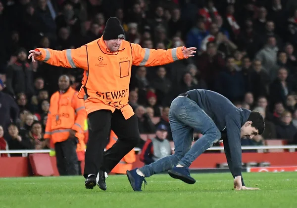 Londres Inglaterra Marzo 2017 Mayordomo Intenta Atrapar Hincha Que Invadió —  Fotos de Stock