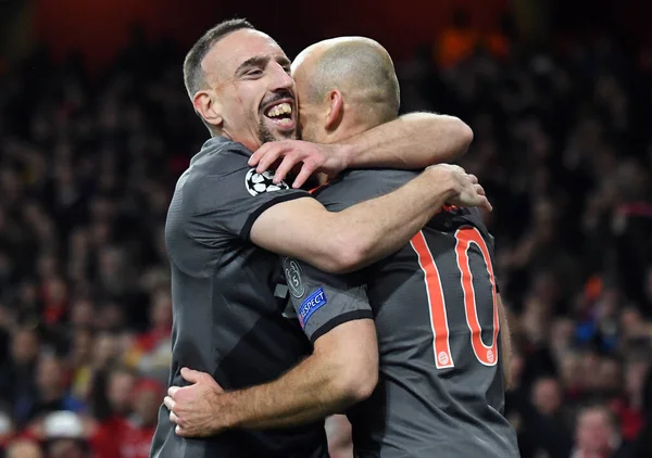 London England März 2017 Franck Ribery Umarmt Arjen Robben Vom lizenzfreie Stockfotos