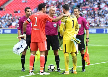 LONDON, ENGLAND - 5 AĞUSTOS 2017: Hakem Martin Atkinson (C) Tottenham 'dan Gianluigi Buffon (L) ve Tottenham' dan Hugo Lloris (R) Tottenham Hotspur ile Juventus Torino Wembley Stadyumu arasındaki dostluk maçı öncesinde madalyayı göstermektedir. Telif Hakkı: Çünkü