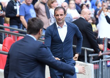 LONDON, ENGLAND - 5 Ağustos 2017: Juventus baş antrenörü Massimiliano Allegri (R) Tottenham teknik direktörü Mauricio Pochettino 'yu (L) Tottenham Hotspur ve Juventus Torino arasında oynanan dostluk maçı öncesinde selamladı. Telif Hakkı: Cosmin Iftode / Resimler