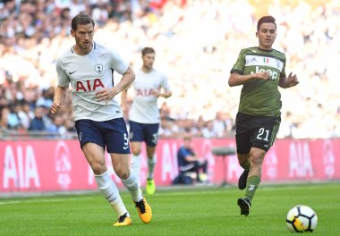 LONDON, ENGLAND - 5 AĞUSTOS 2017: Tottenham 'dan Jan Vertonghen (L) ve Juventus' tan Paulo Dybala (R) Tottenham Hotspur ile Wembley Stadyumu 'ndan Juventus Torino arasında oynanan dostluk maçı sırasında resmedildi. Telif Hakkı: Cosmin Iftode / Picstaff