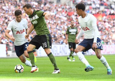 LONDON, ENGLAND - 5 AĞUSTOS 2017: Tottenham 'dan Ben Davies (L) ve Dele Alli (R) ve Juventus' tan Stephan Lichsteiner (C), Tottenham Hotspur ve Juventus Torino arasında oynanan dostluk maçı sırasında Wembley Stadyumu 'nda reslendi. Telif Hakkı: Cosmin If