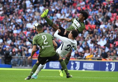 LONDON, ENGLAND - Tottenham 'dan Dele Alli (C) ve Juventus' tan Juan Cuadrado (R) Tottenham Hotspur ve Juventus Torino arasında oynanan dostluk maçı sırasında Wembley Stadyumu 'nda reslendi. Telif Hakkı: Cosmin Iftode / Picstaff