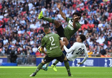 LONDON, ENGLAND - Tottenham 'dan Dele Alli (R) ve Juventus' tan Juan Cuadrado (C) Tottenham Hotspur ve Juventus Torino arasında oynanan dostluk maçı sırasında Wembley Stadyumu 'nda reslendi. Telif Hakkı: Cosmin Iftode / Picstaff