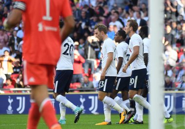 Tottenham oyuncuları Tottenham Hotspur ve Juventus Torino arasında Wembley Stadyumu 'nda oynanan dostluk maçında atılan golü kutluyorlar. Telif Hakkı: Cosmin Iftode / Picstaff