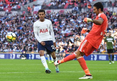 LONDON, ENGLAND - Tottenham 'dan Dele Alli (L) ve Juventus' tan Gianluigi Buffon (R) Tottenham Hotspur ile Juventus Torino arasında oynanan dostluk maçı sırasında Wembley Stadyumu 'nda reslendi. Telif Hakkı: Cosmin Iftode / Picstaff