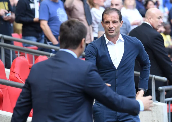 London England August 2017 Juventus Trainer Massimiliano Allegri Begrüßt Tottenhams Stockfoto