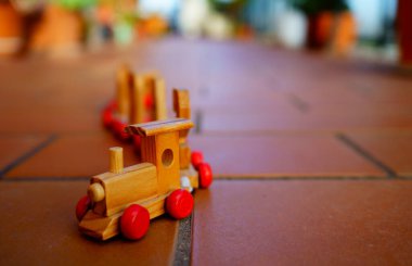 Renkli ahşap oyuncak tren.