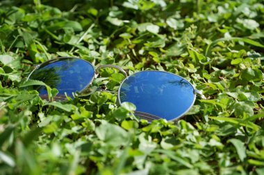 Bahçe evinin arka planında güneş gözlüğü