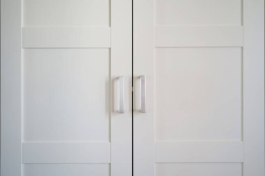 İçerideki beyaz kapı elementlerini kapatın.