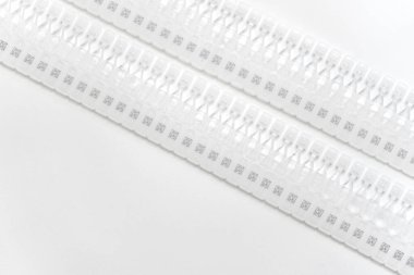 BFS Patlama Doldurma Ambalaj paketlerinde barkod denetimi ve beyaz arkaplan